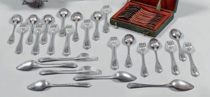 Douze couverts à dessert en argent, modèle...