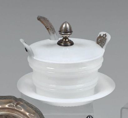 Pot couvert à caviar, son présentoir en opaline...