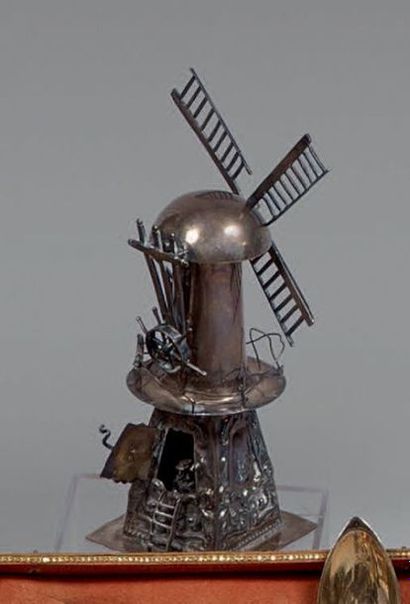 Moulin à vent en argent, posant sur une base...