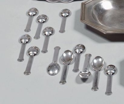 Douze petites cuillers en argent, modèle...