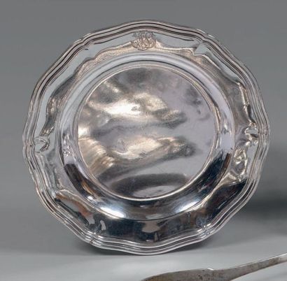 Assiette en argent, à contours et moulures...
