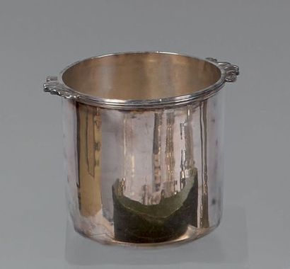 Théière en métal argenté, de forme balustre,...