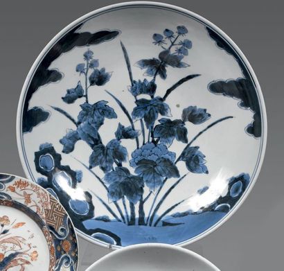 JAPON
- XIXème siècle.
Grande coupe en porcelaine...