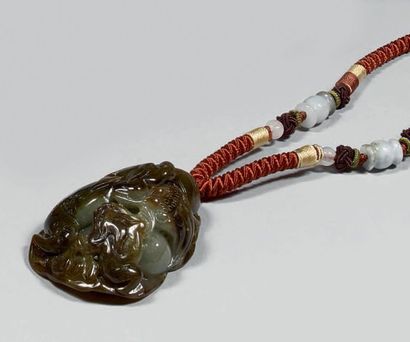 CHINE

Pendentif en néphrite céladon et rouille...