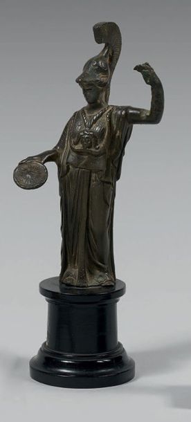 Statuette en bronze à patine verte représentant...