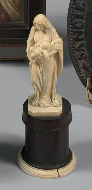 Statuette de Vierge à l'Enfant en ivoire...
