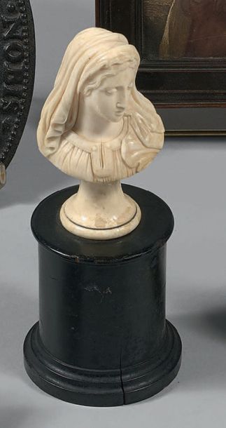 Buste de la Vierge en ivoire sculpté sur...