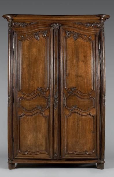 Importante armoire en chêne mouluré. Les...