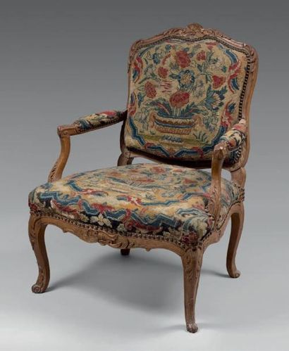 Large fauteuil à dossier plat mouvementé...