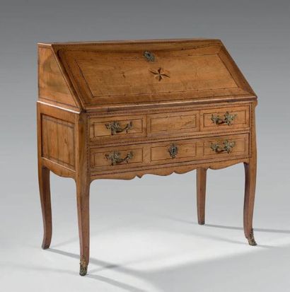 Bureau de pente en merisier incrusté d'une...