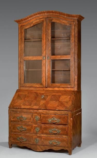 Commode scriban en placage de bois fruitier...