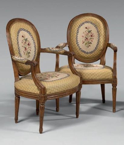 Deux fauteuils à dossier médaillon cintré...