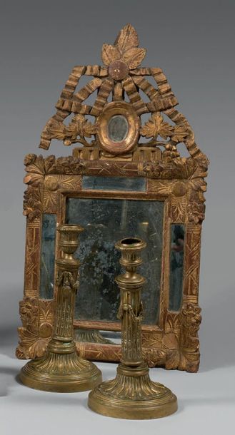 Petit miroir en bois doré, le fronton à noeud...