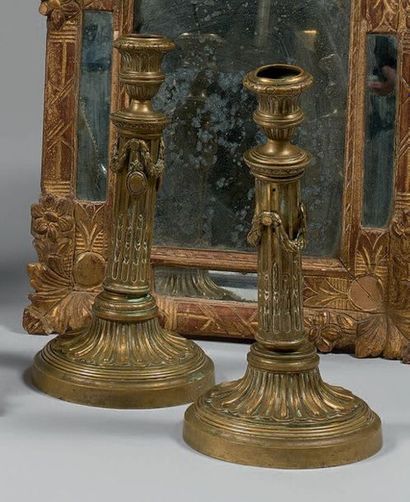 Paire de flambeaux en bronze, le fût côtelé...