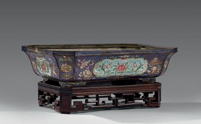 Jardinière en émail de Canton à décor de...