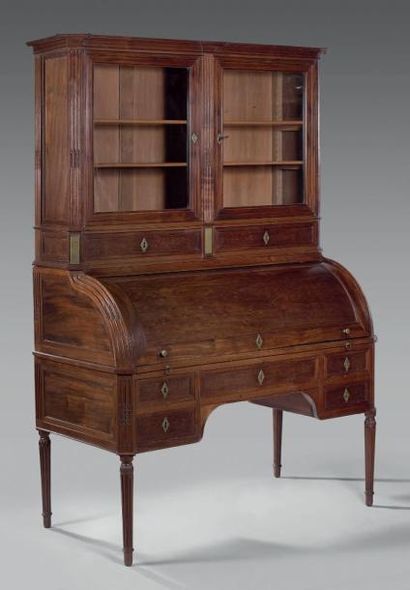 Bureau cylindre en acajou mouluré et placage...