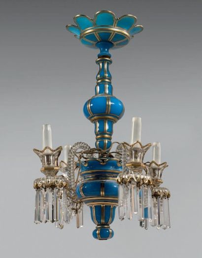 Lustre en opaline bleue décorée de filets...