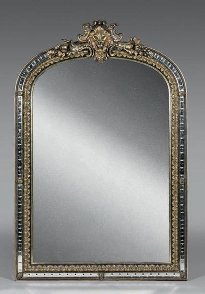 Miroir à fronton cintré en bois et stuc doré...