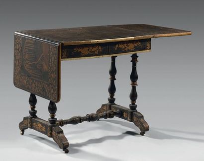 Table de salon en bois laqué rehaussé de...
