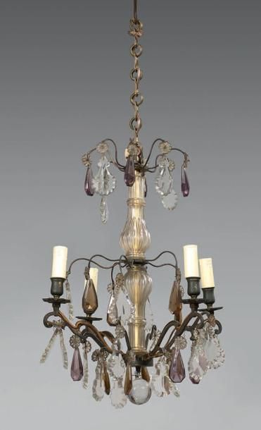 Lustre à quatre bras de lumière sur un fût...