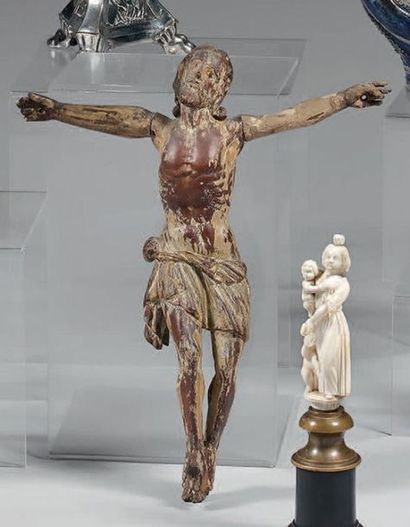 Christ en buis sculpté et patiné, la tête...