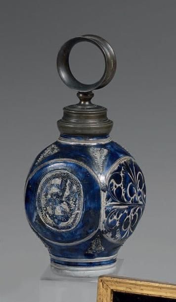 Gourde en grès émaillé de bleu en forme de...