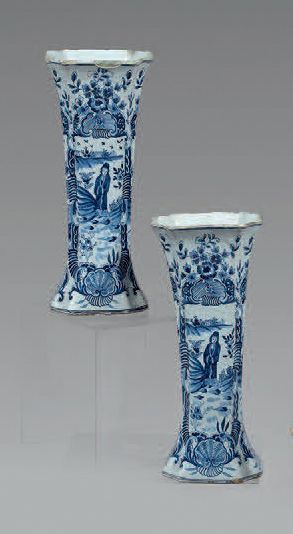 Paire de vases cornet en faïence à section...