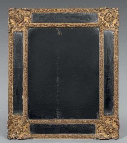 Miroir rectangulaire en bois doré à parcloses...