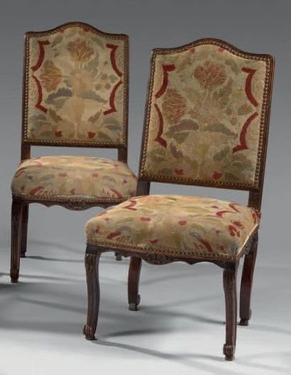 Paire de chaises à dossier plat, en noyer...