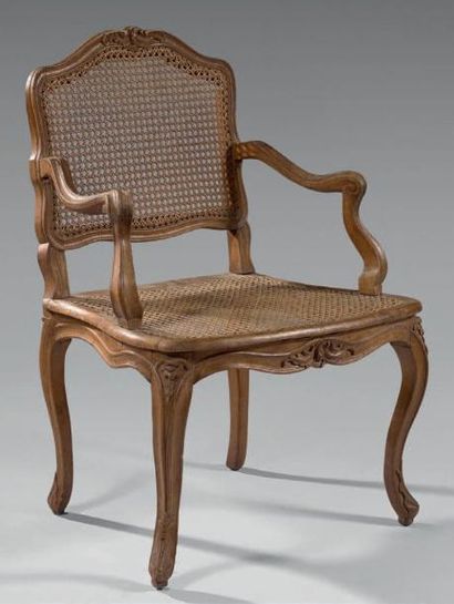 Fauteuil canné en hêtre à dossier plat sculpté...