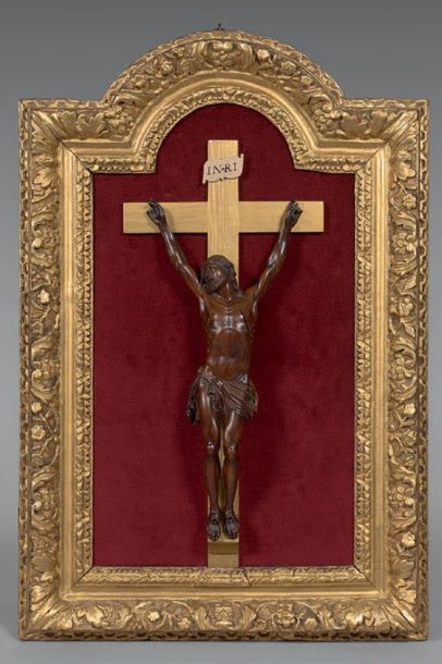 Christ en buis sculpté.
Dans un cadre à fronton...