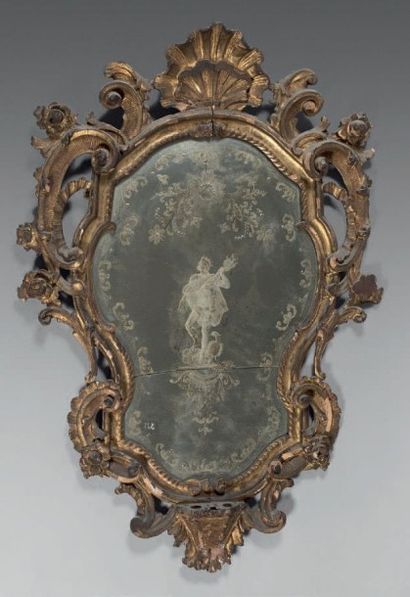 Miroir à entourage mouvementé en bois doré...