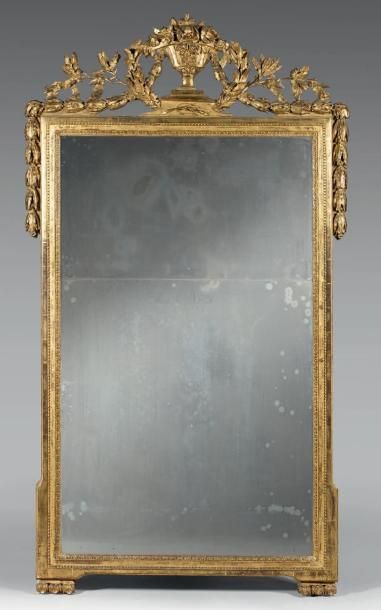 Important miroir en bois doré surmonté d'un...