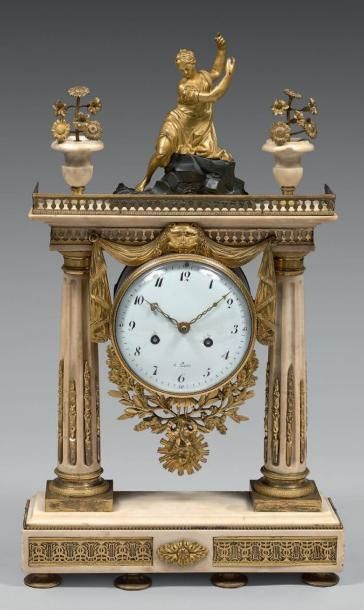 Pendule portique en marbre blanc et bronze...