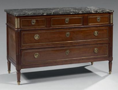 Commode en placage d'acajou flammé ouvrant...