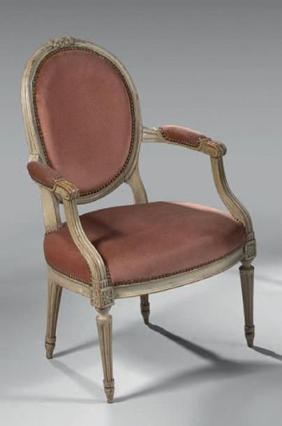 Fauteuil à dossier cabriolet en médaillon,...