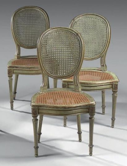 Suite de trois chaises cannées à dossier...