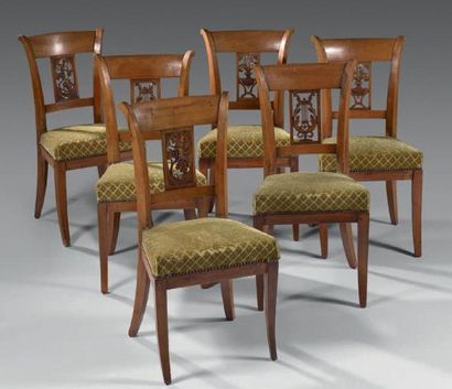 Suite de six chaises en merisier à dossier...