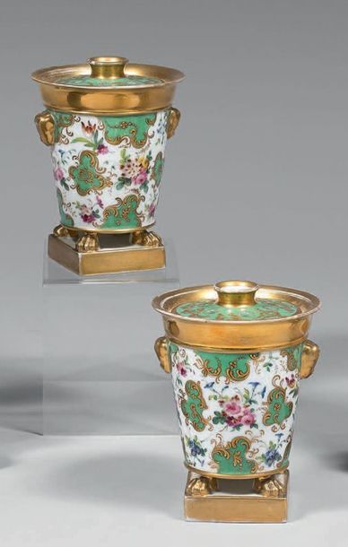 Paire de petits vases pot-pourri en porcelaine...