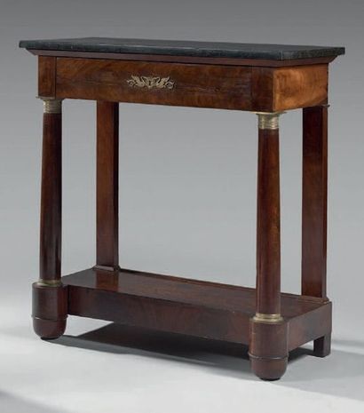 Petite console rectangulaire en placage d'acajou...