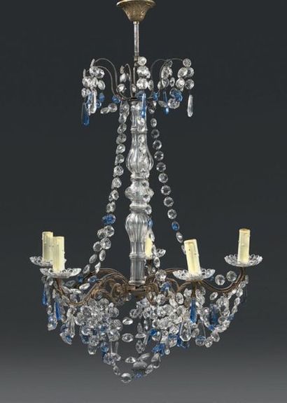 Petit lustre à cinq lumières sur des bras...