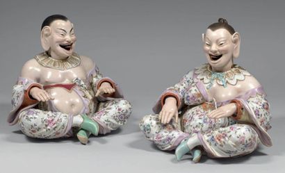 Couple de magots souriant en porcelaine polychrome,...