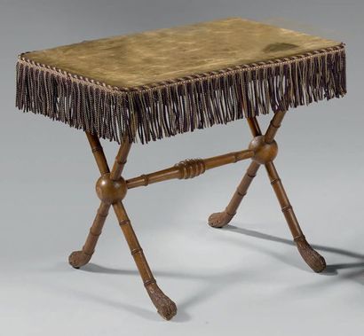 Table pliante, le plateau garni de velours...