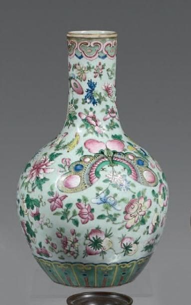 CHINE- XXème siècle
Vase globulaire à haut...