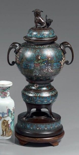 JAPON - Vers 1900
Brûle-parfum de forme globulaire,...