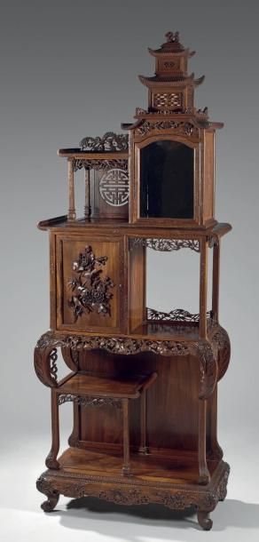 Meuble étagère en bois de fer présentant...