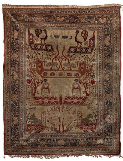 Tapis d'Orient en soie à décor d'animaux...