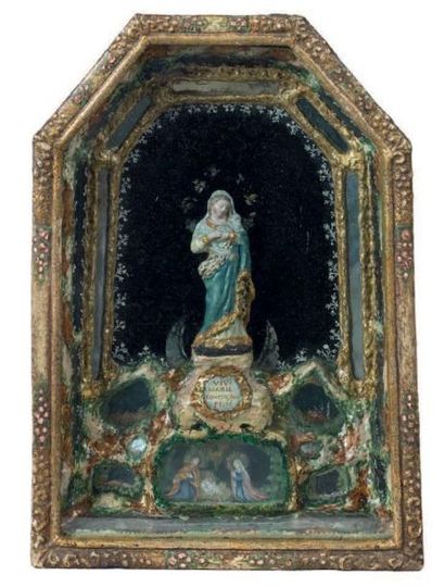 Statue de la Vierge sur un tertre formé de...