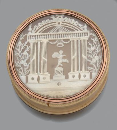 Boîte ronde en ivoire, le couvercle orné...