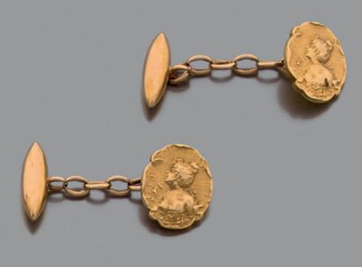 Paire de boutons de manchettes en or jaune...